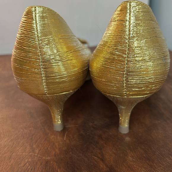 Talbots yellow “crushed” gold shiny BOW kitten Heels size 8 - Picture 3 of 7